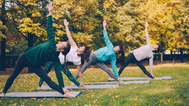 Yoga e allenamento all'aria aperta nel parco