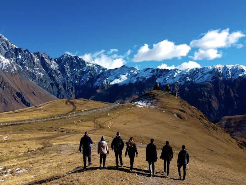 Trekking in gruppo in montagna con vista panoramica